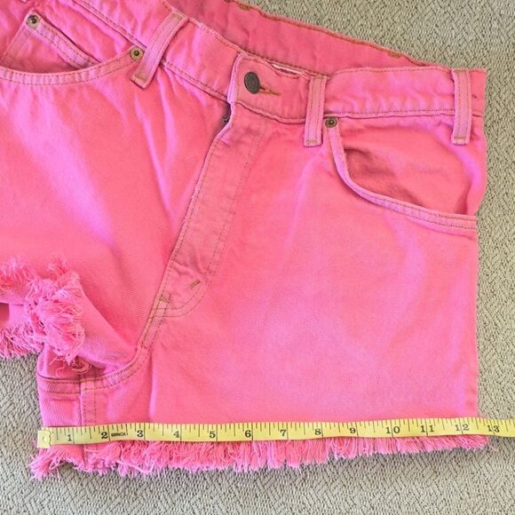 Levi's 550 Pink Distressed Frayed Hem Jean Shorts - Size 32 - Picture 11 of 14